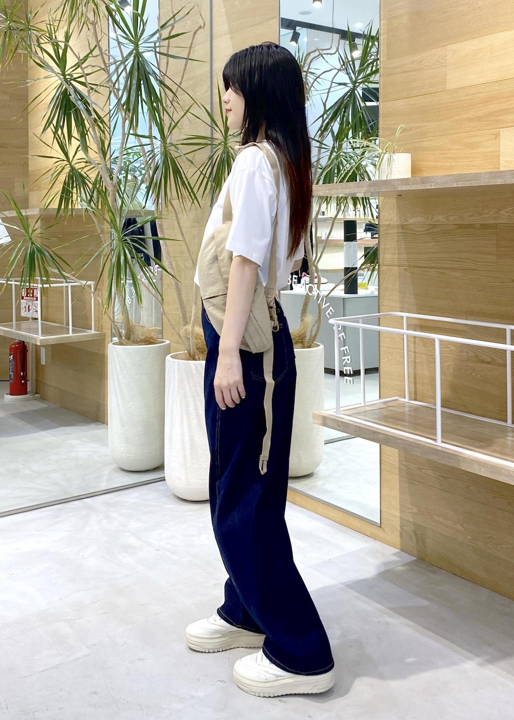 「ナージー、デニム、デニムパンツ、デニムコーデ、厚底、厚底スニーカー、Reebok、ELLE、コラボT、Tシャツ、Tシャツコーデ、バッグ、ボディーバッグ、骨格ウェーブ、夏コーデ」｜「Reebokの【Reebok】CLUB C EXTRA（スニーカー、ホワイト系）」を使った、sana.nさん（レディース・162cm）の秋コーディネートの4枚目の写真