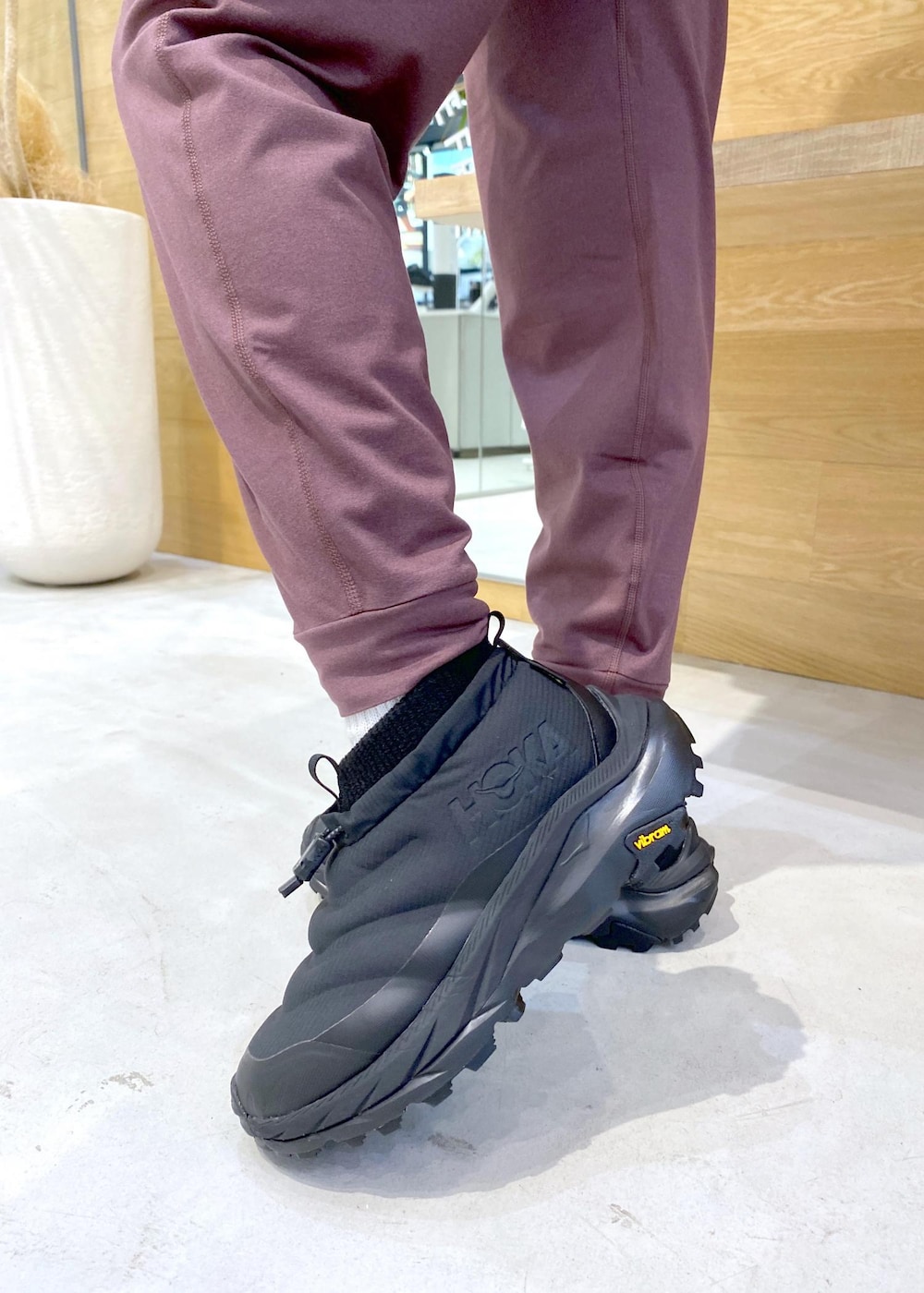 ブラック系のスニーカー、ブルー系のその他アウター、ピンク系のスラックスを着用したレディースの秋コーディネートの8枚目の写真