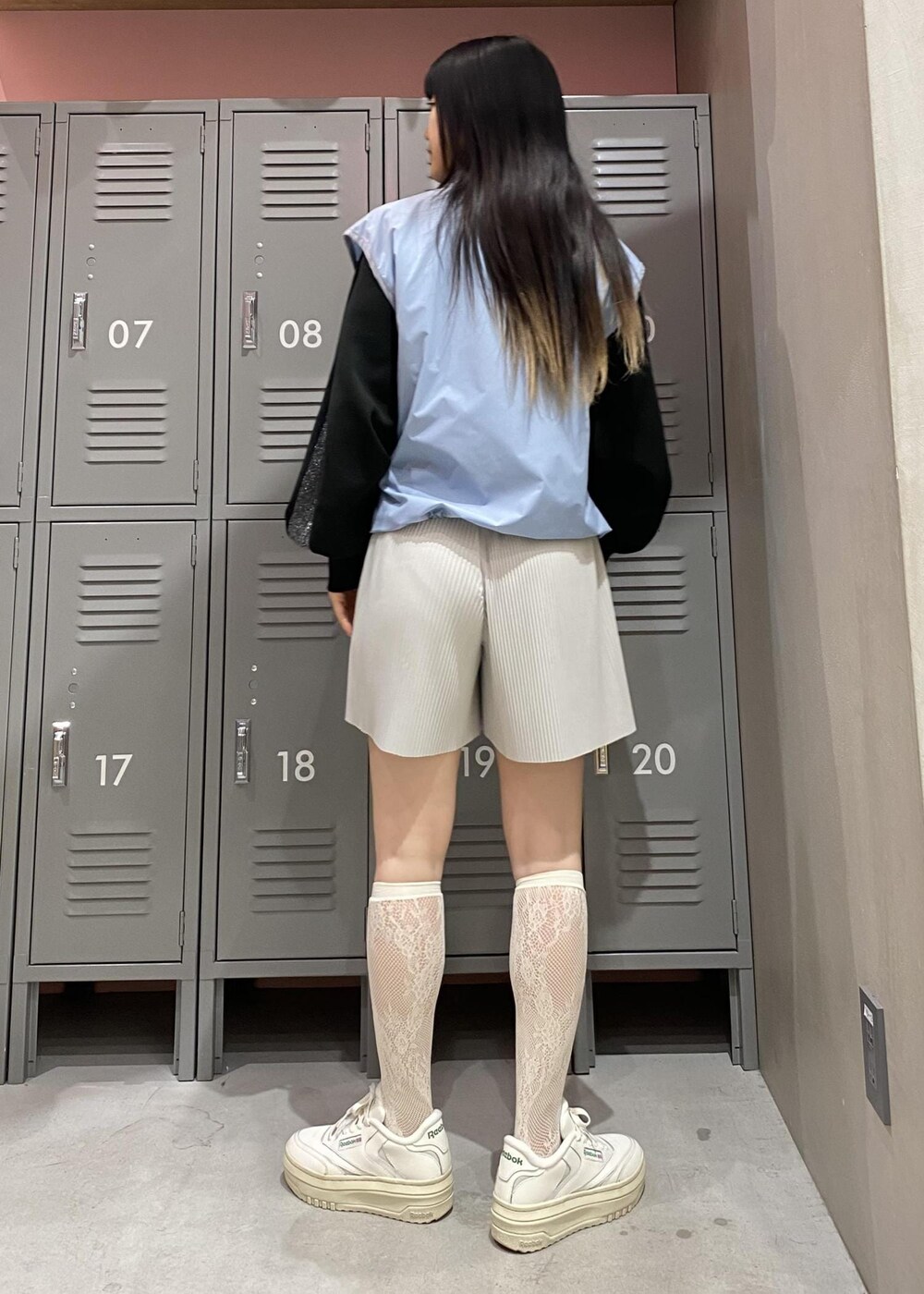 ブラック系のその他アウター、ホワイト系のスニーカー、ブルー系のブルゾンを着用したレディースの春コーディネートの4枚目の写真