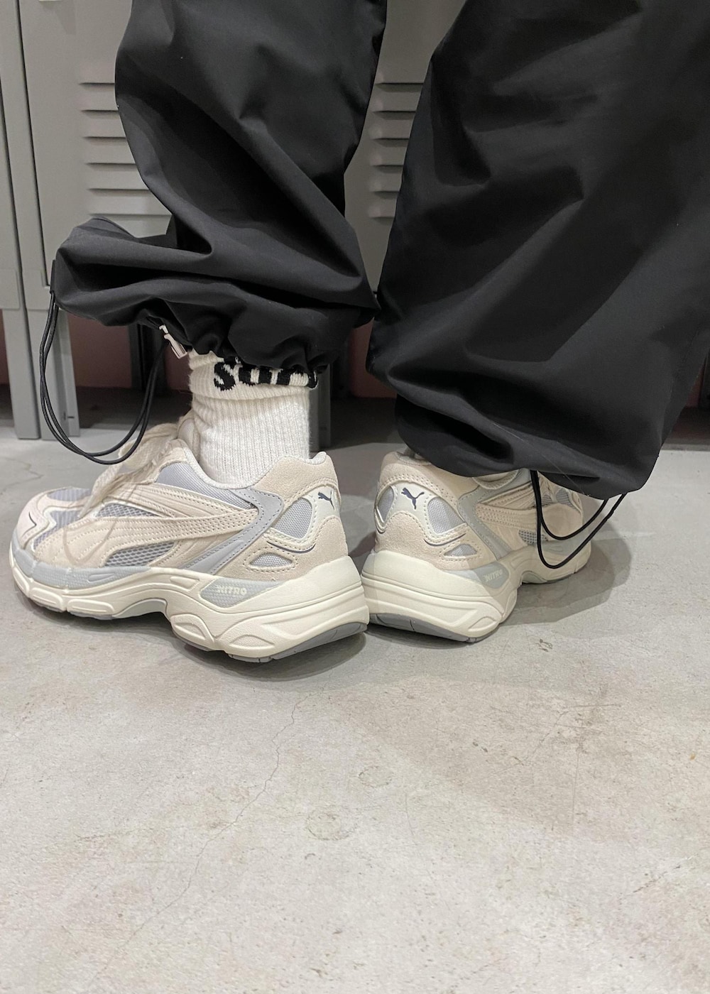 ホワイト系のその他パンツ、ブルー系のパーカー、ベージュ系のスニーカーを着用したレディースの冬コーディネートの8枚目の写真