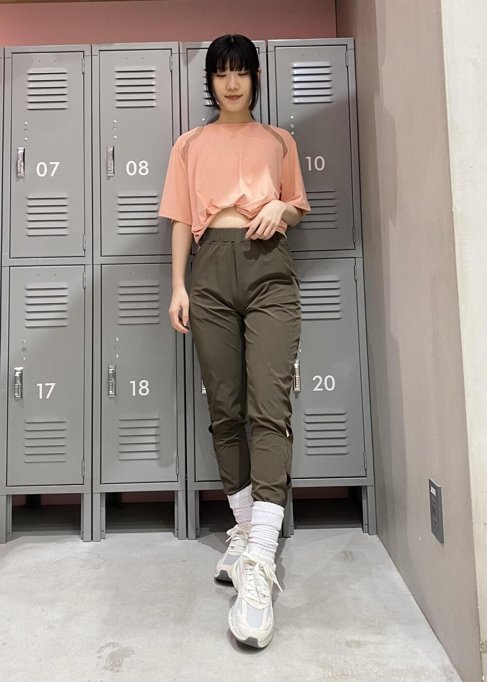 ピンク系のTシャツ/カットソー、ブラウン系のその他パンツ、ベージュ系のスニーカーを着用したレディースの春コーディネートの3枚目の写真