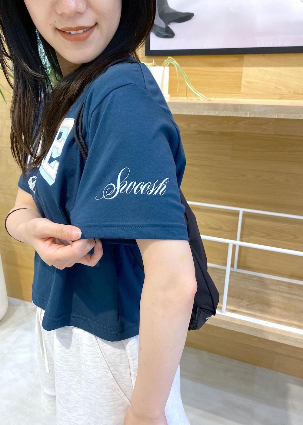 ホワイト系のスニーカー、ブルー系のTシャツ/カットソー、グレー系のその他パンツを着用したレディースの夏コーディネートの5枚目の写真