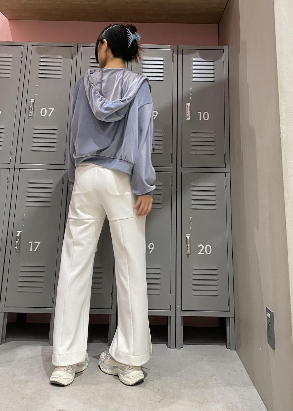 ホワイト系のその他パンツ、ブルー系のパーカー、ベージュ系のスニーカーを着用したレディースの冬コーディネートの4枚目の写真