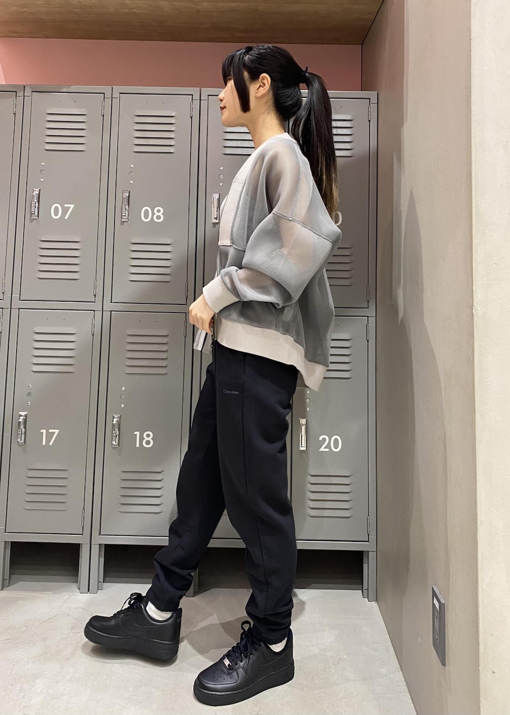 ブラック系のその他パンツ、グレー系のカーディガン/ボレロ、ブラック系のスニーカーを着用したレディースの冬コーディネートの2枚目の写真