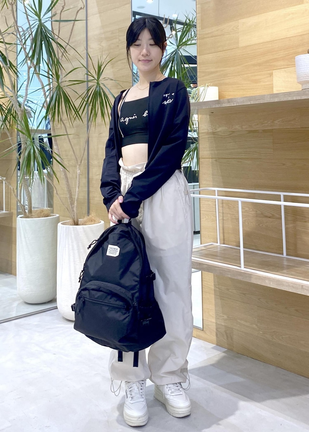 ホワイト系のスニーカー、ホワイト系のその他パンツ、ブラック系のカーディガン/ボレロを着用したレディースの夏コーディネートの7枚目の写真