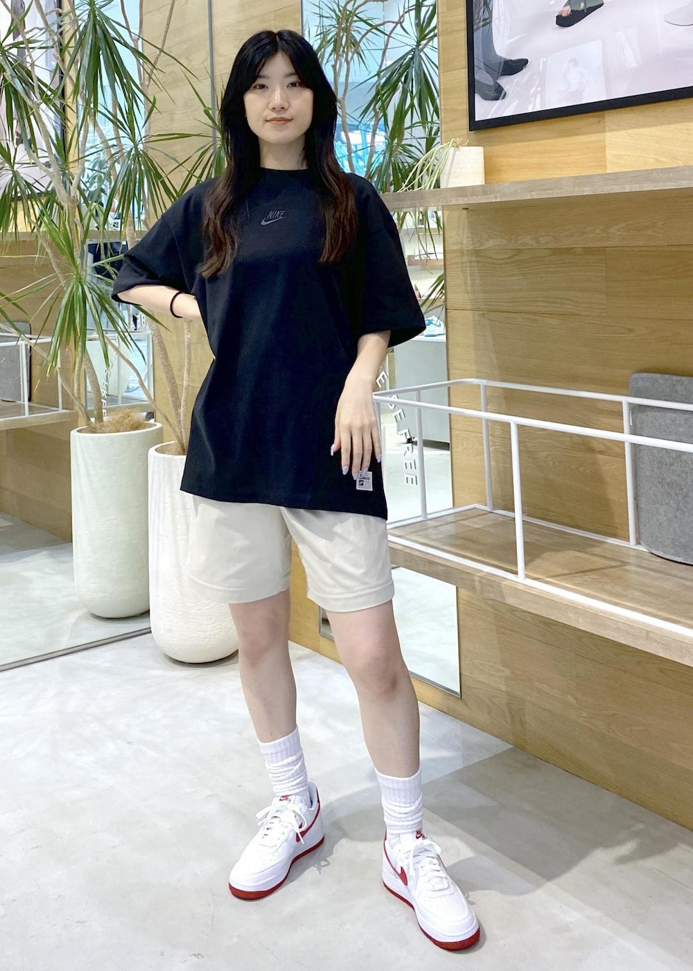 グレー系のその他パンツ、ブラック系のTシャツ/カットソー、ホワイト系のスニーカーを着用したレディースの夏コーディネートの2枚目の写真