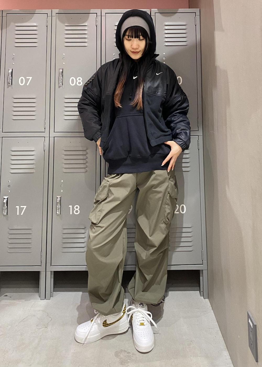 ブラック系のパーカー、グリーン系のその他パンツ、ブラック系のその他アウターを着用したレディースの冬コーディネートの3枚目の写真