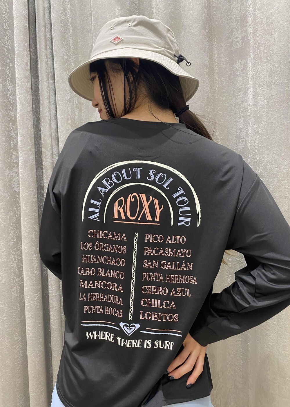 ベージュ系のサンダル、ブラック系のTシャツ/カットソー、ホワイト系のハットを着用したレディースの春コーディネートの5枚目の写真
