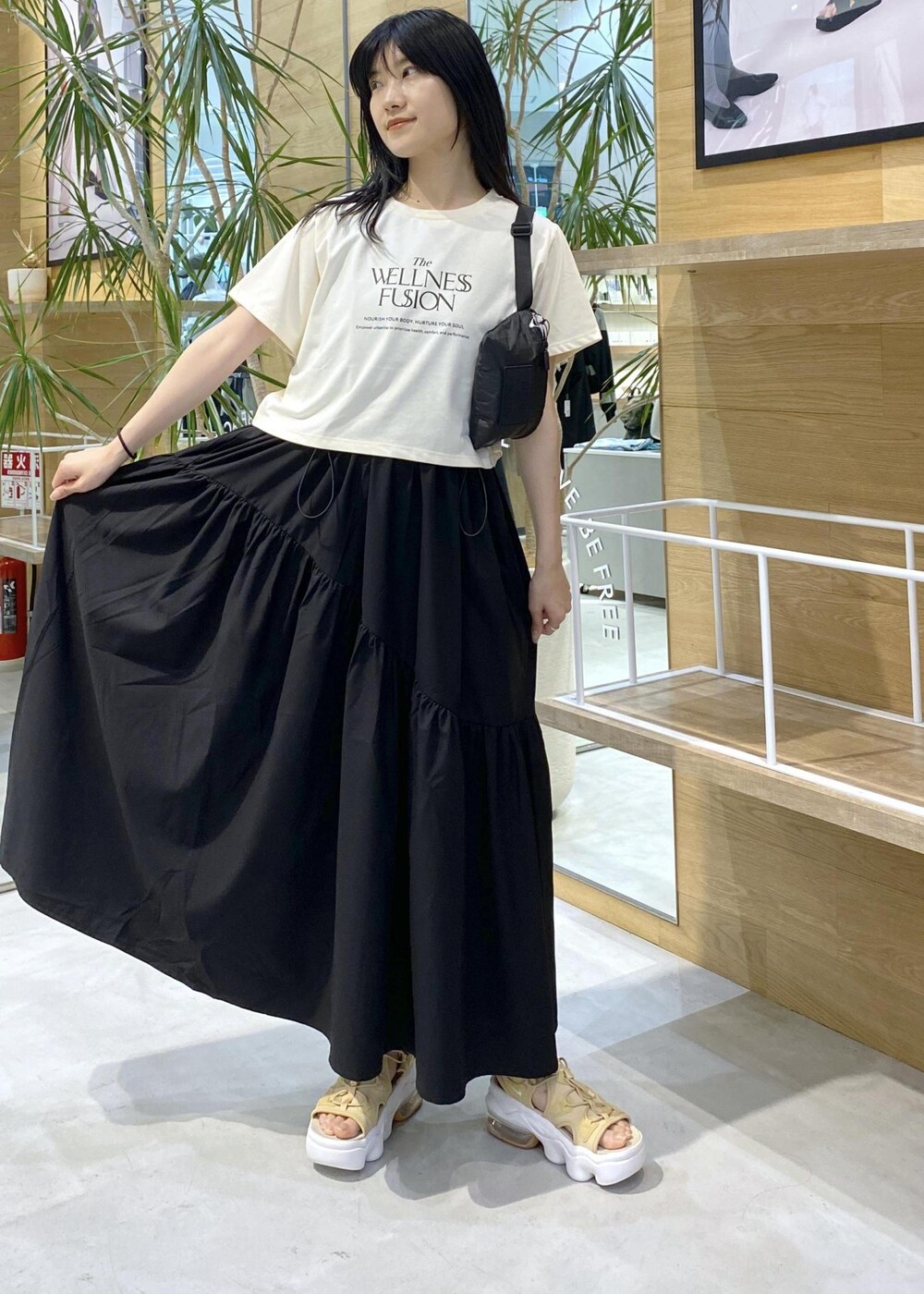 ベージュ系のサンダル、ホワイト系のTシャツ/カットソー、ブラック系のボディバッグ/ウエストポーチを着用したレディースの夏コーディネートの4枚目の写真