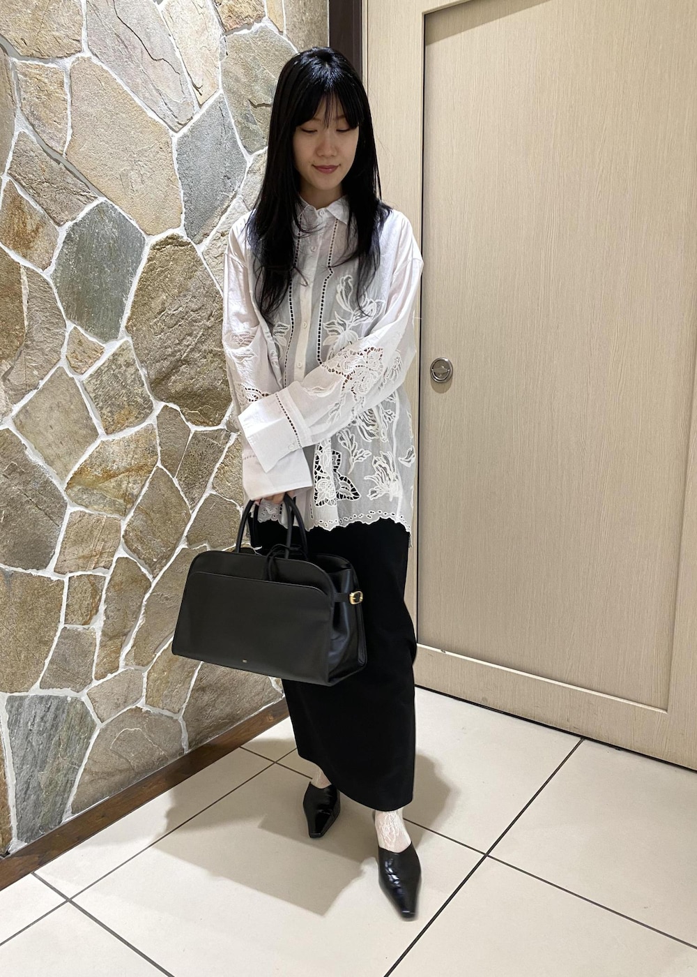 ホワイト系のシャツ/ブラウス、ブラック系のサンダル、ブラック系のワンピースを着用したレディースの冬コーディネートの4枚目の写真