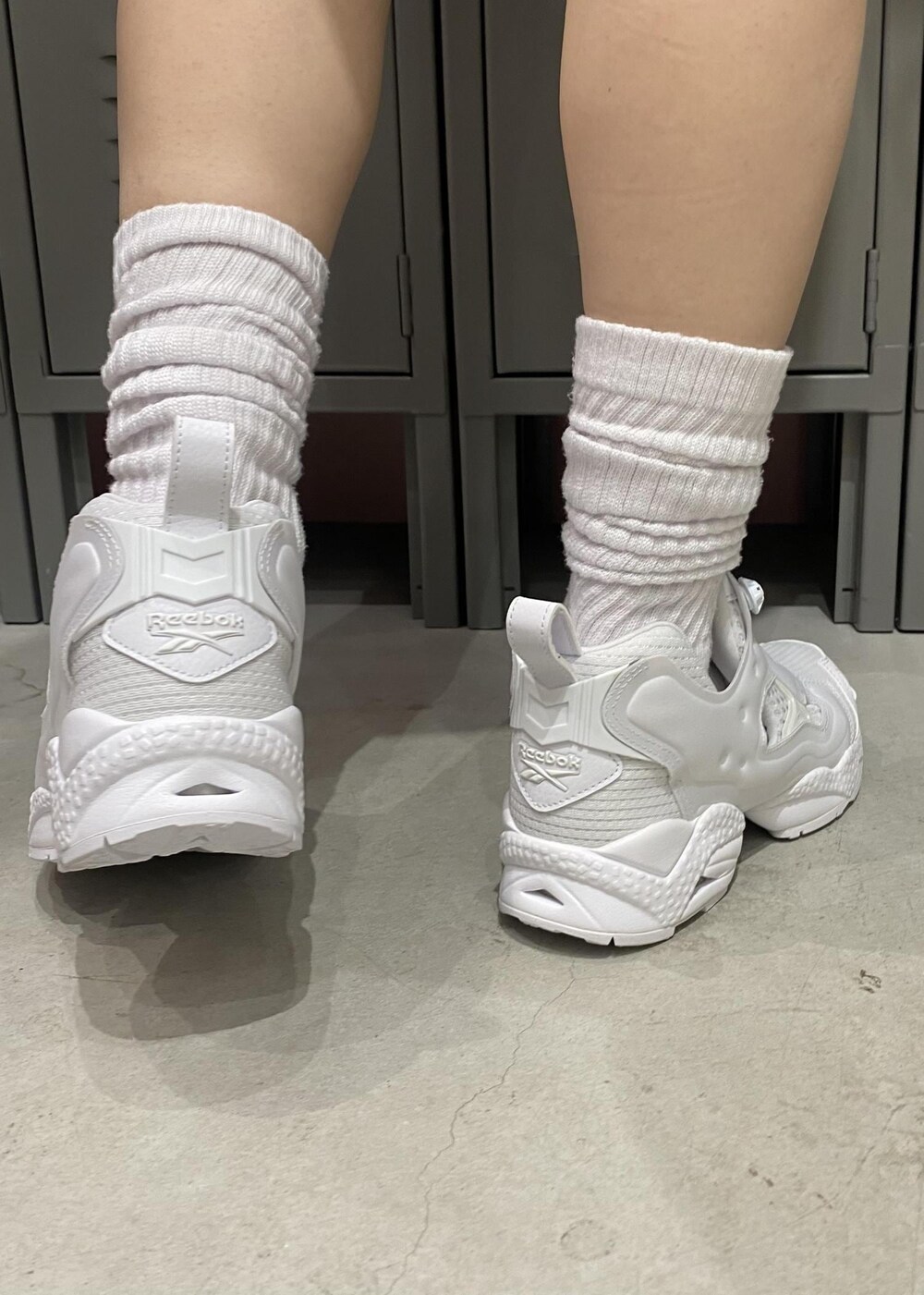 グリーン系のTシャツ/カットソー、ホワイト系のスニーカー、ホワイト系のスポーツグッズを着用したレディースの春コーディネートの7枚目の写真