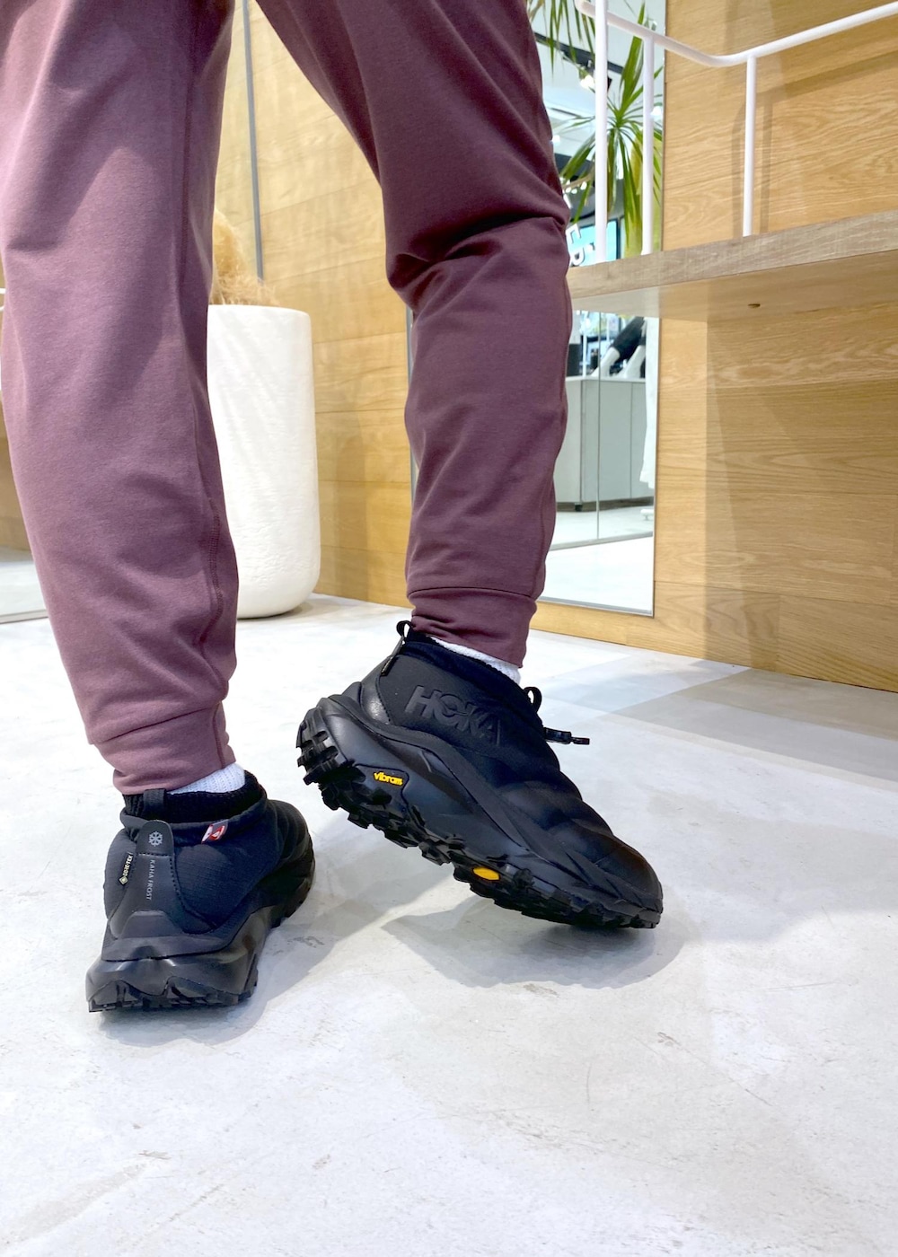 ブラック系のスニーカー、ブルー系のその他アウター、ピンク系のスラックスを着用したレディースの秋コーディネートの10枚目の写真