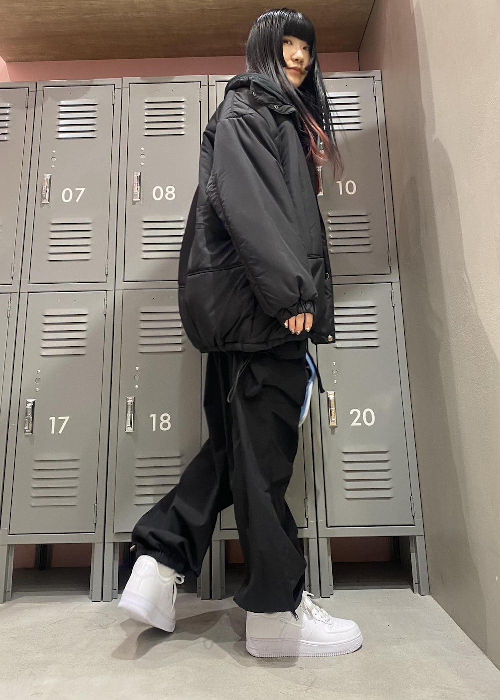 ホワイト系のスニーカー、ブラック系のその他パンツ、ブラック系のダウンジャケット/コートを着用したレディースの冬コーディネートの2枚目の写真
