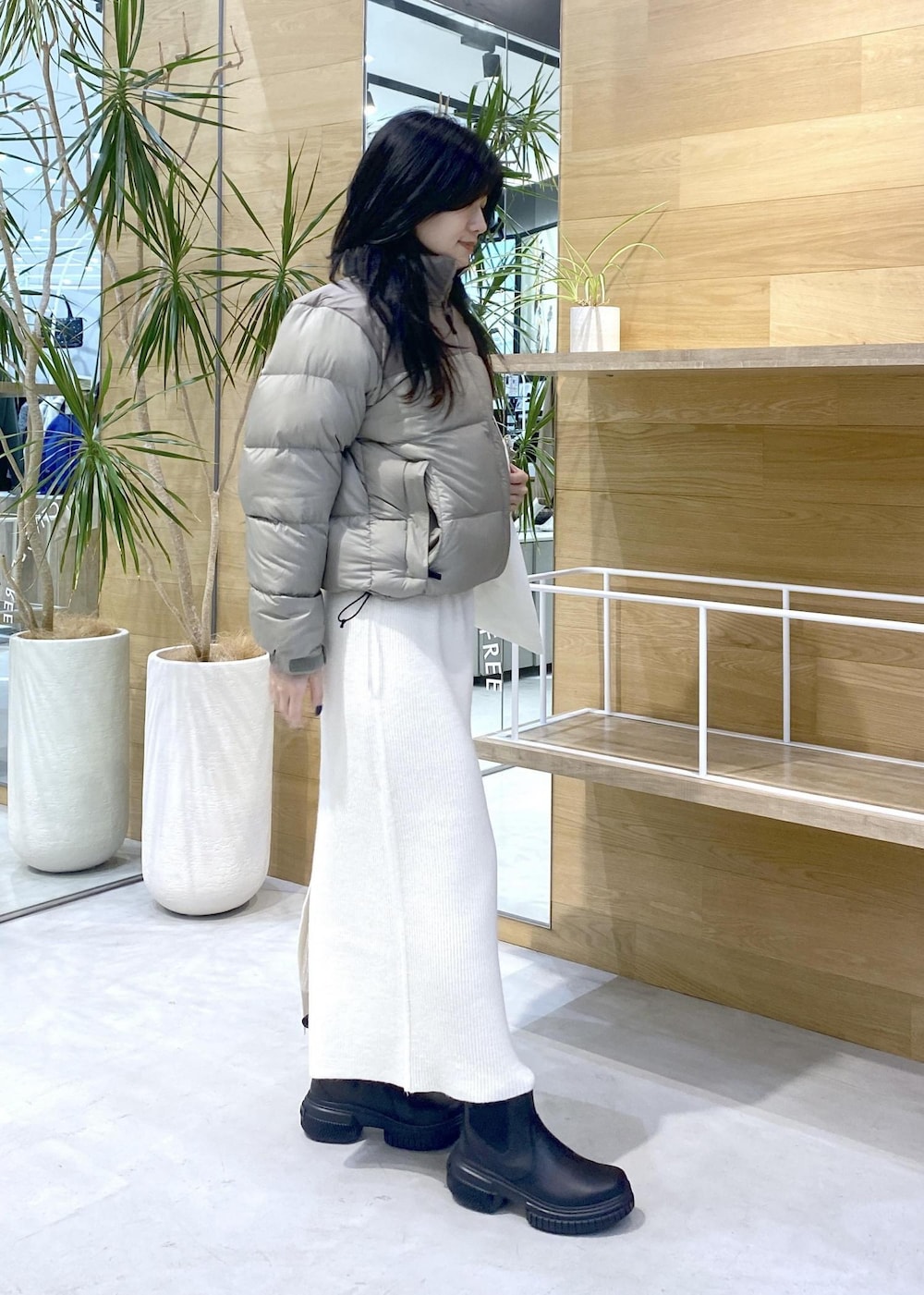 ホワイト系のトートバッグ、ベージュ系のダウンジャケット/コートを着用したレディースの秋コーディネートの7枚目の写真