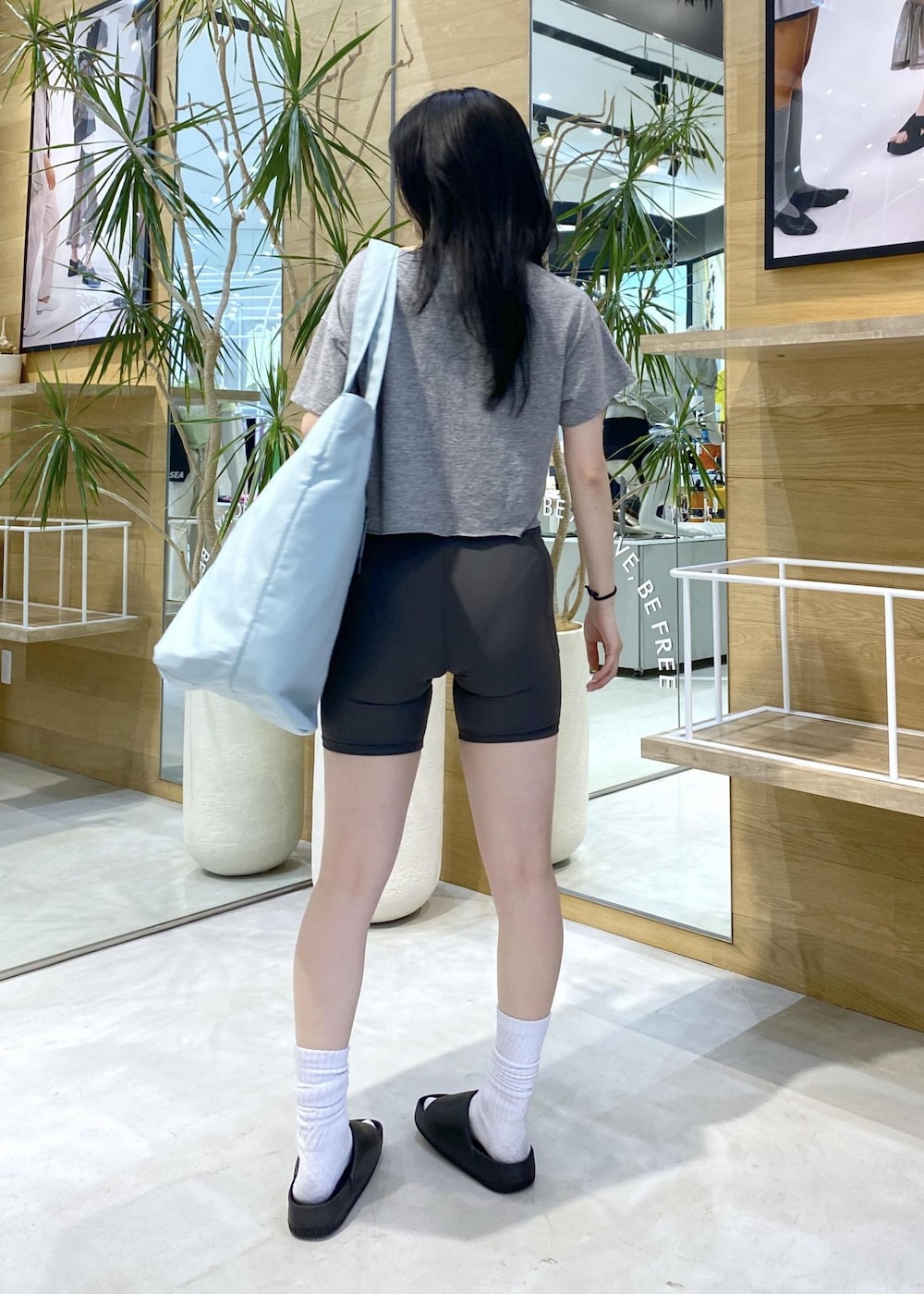 ブラック系のサンダル、グレー系のTシャツ/カットソー、グリーン系のトートバッグを着用したレディースの夏コーディネートの4枚目の写真