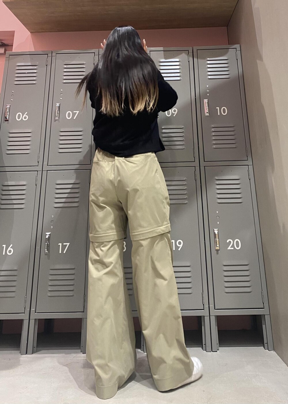 ホワイト系のスニーカー、ブラック系のパーカー、グリーン系のその他パンツを着用したレディースの春コーディネートの5枚目の写真