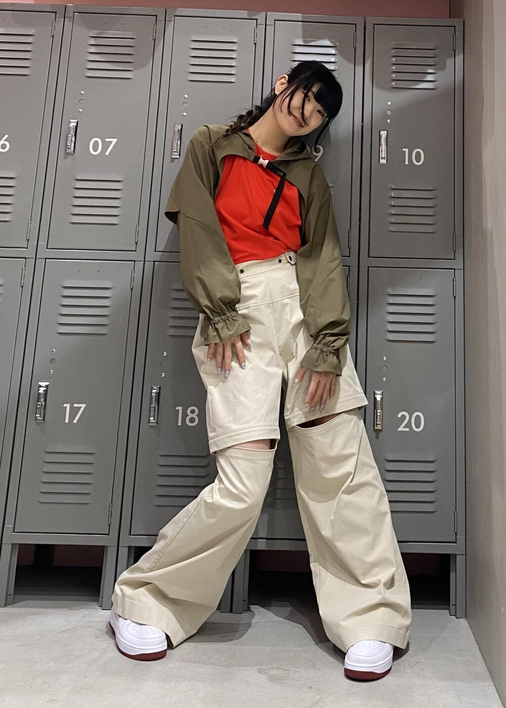 ホワイト系のスニーカー、レッド系のタンクトップ、グレー系のその他パンツを着用したレディースの冬コーディネートの2枚目の写真