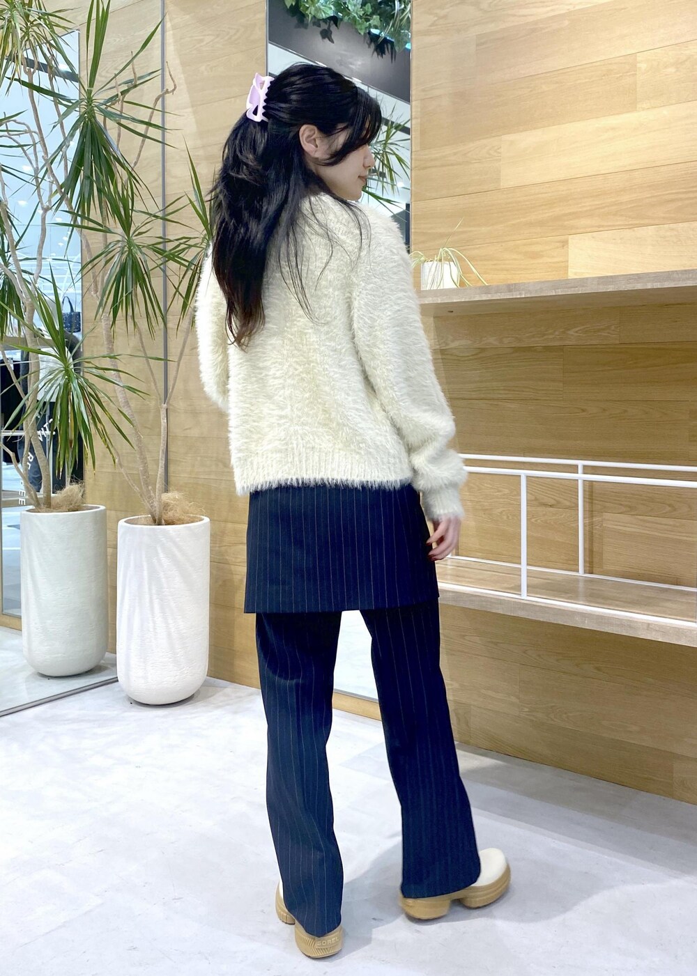 ホワイト系のカーディガン/ボレロ、ホワイト系のTシャツ/カットソー、ブルー系のその他パンツを着用したレディースの冬コーディネートの4枚目の写真