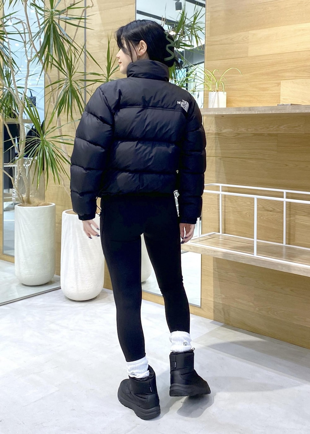 ブラック系のダウンジャケット/コート、ブラック系のレギンス/スパッツを着用したレディースの秋コーディネートの5枚目の写真