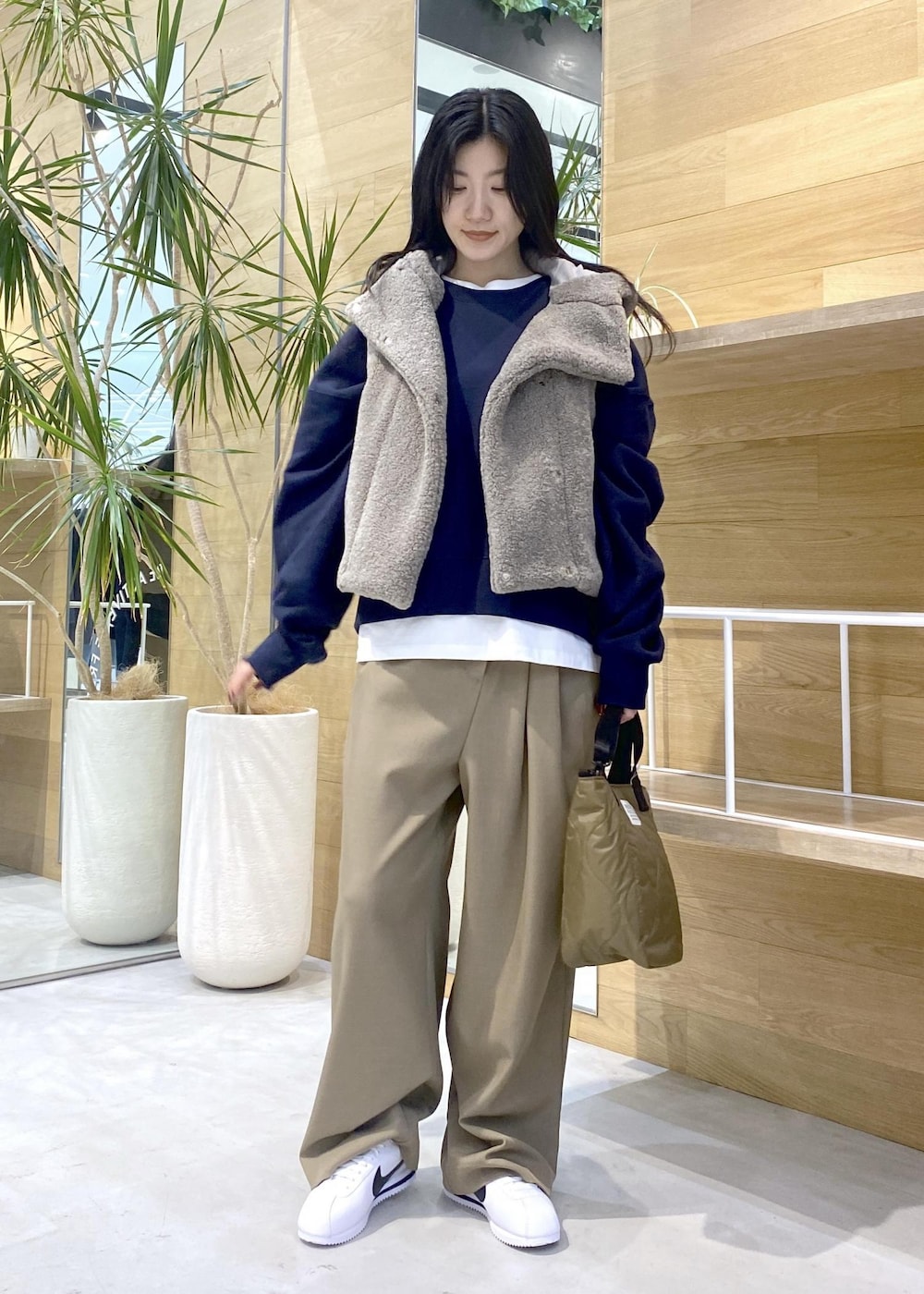 ホワイト系のスニーカー、ホワイト系のTシャツ/カットソー、ブルー系のスウェットを着用したレディースの秋コーディネートの2枚目の写真
