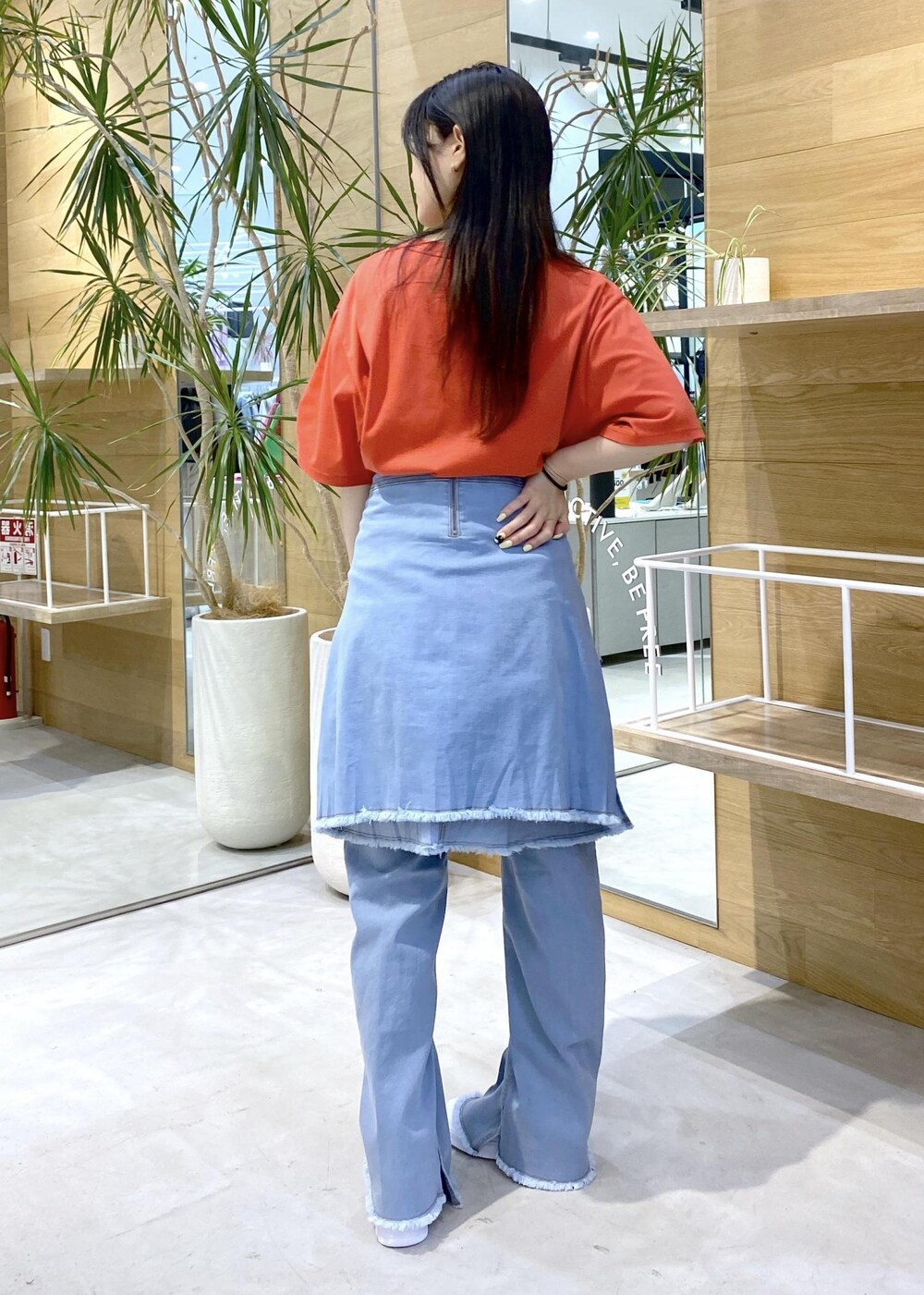 ホワイト系のスニーカー、ブルー系のパーカー、ブルー系のデニムパンツを着用したレディースの秋コーディネートの4枚目の写真