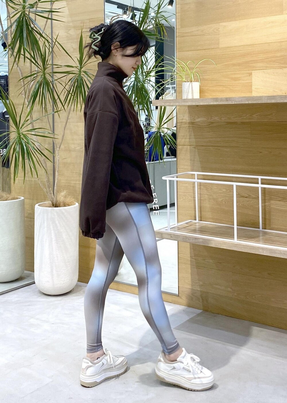 ブラウン系のその他トップス、ブルー系のレギンス/スパッツを着用したレディースの秋コーディネートの2枚目の写真