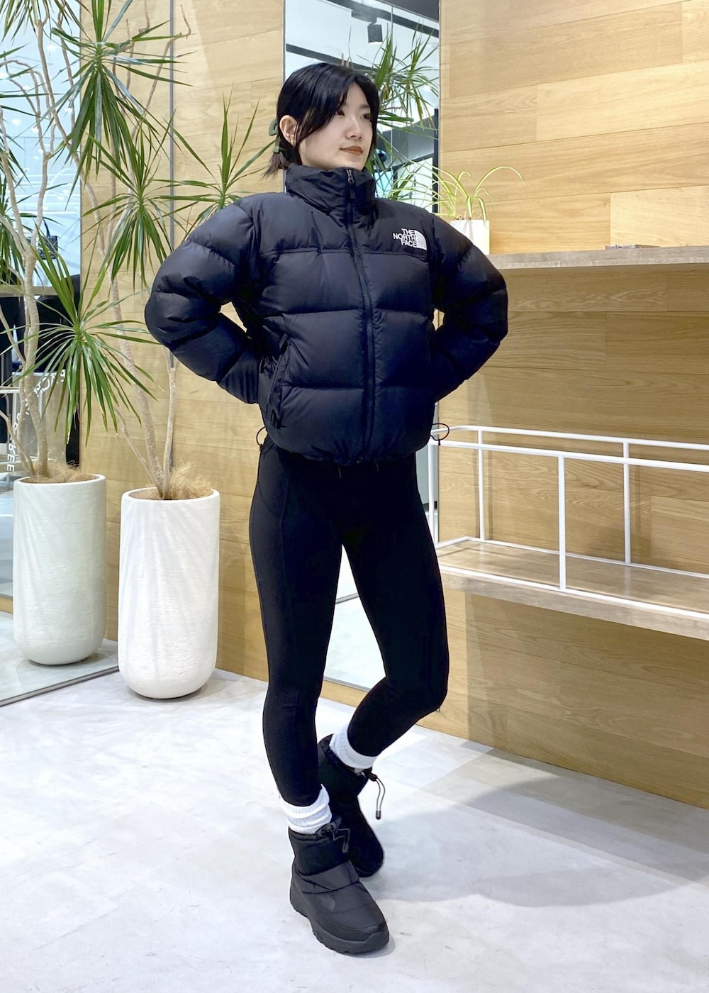 ブラック系のダウンジャケット/コート、ブラック系のレギンス/スパッツを着用したレディースの秋コーディネートの7枚目の写真