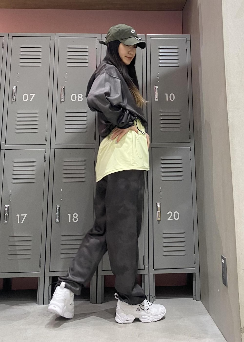 グリーン系のTシャツ/カットソー、ホワイト系のスニーカー、ブラック系のその他パンツを着用したレディースの春コーディネートの3枚目の写真