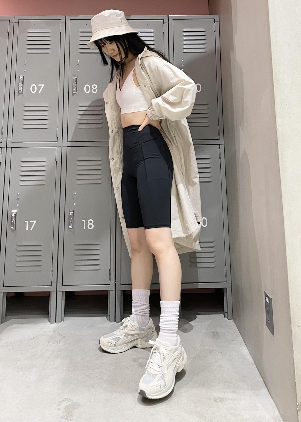 ホワイト系のその他アウター、ベージュ系のスニーカー、ブラック系のレギンス/スパッツを着用したレディースの春コーディネートの3枚目の写真