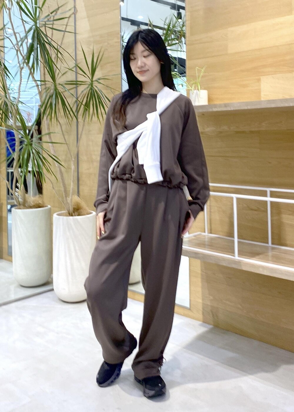 ホワイト系のTシャツ/カットソー、ブラウン系のその他トップス、ブラウン系のその他パンツを着用したレディースの秋コーディネートの3枚目の写真