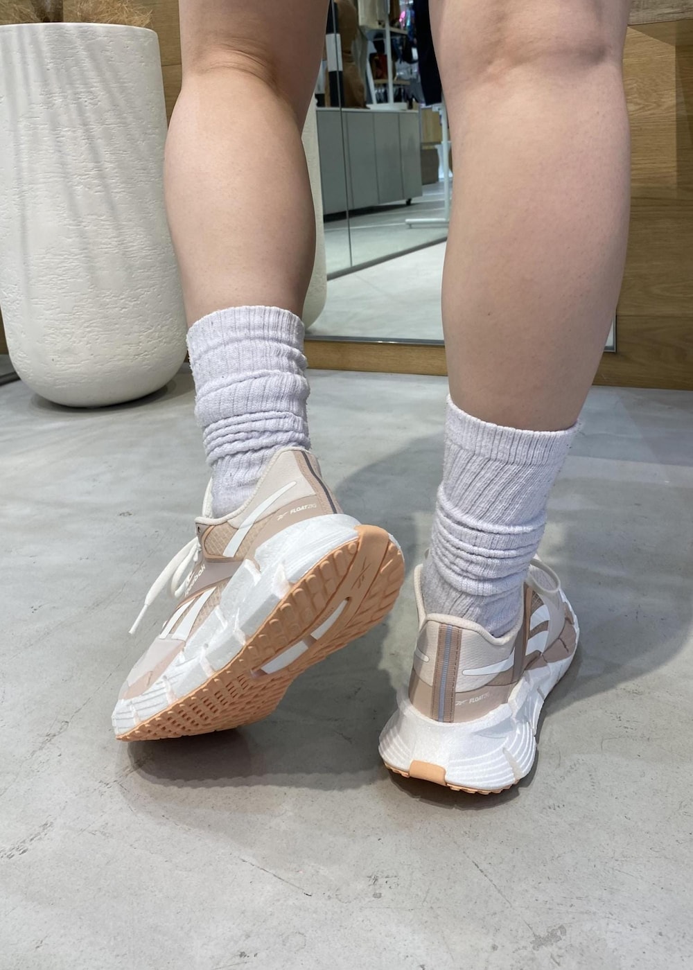 ピンク系のスニーカー、ホワイト系のタンクトップ、ピンク系のその他パンツを着用したレディースの夏コーディネートの7枚目の写真