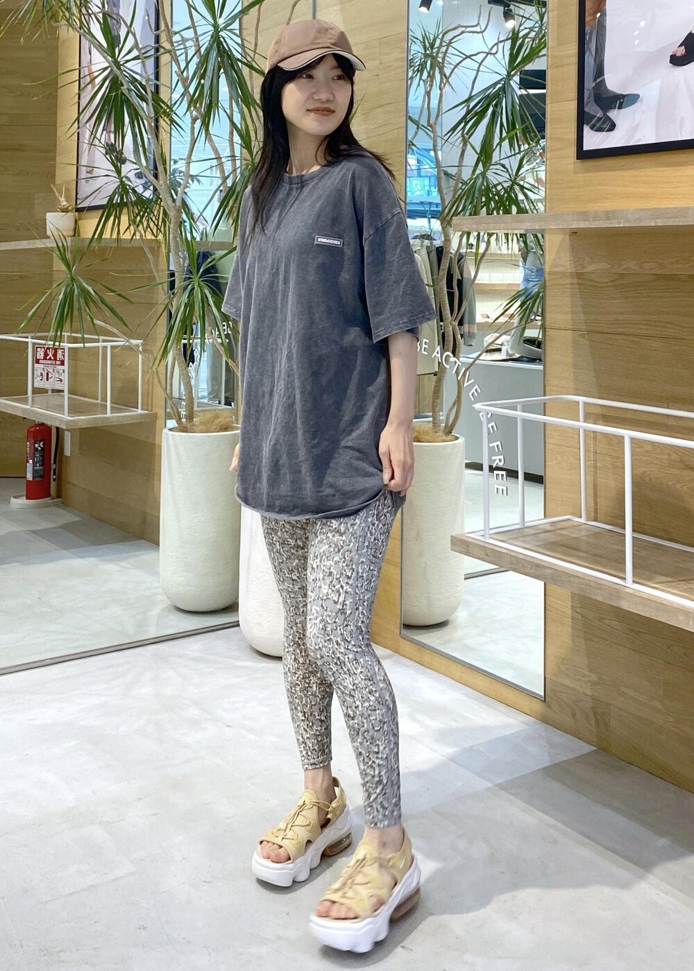 ベージュ系のサンダル、ブラック系のTシャツ/カットソー、グリーン系のレギンス/スパッツを着用したレディースの夏コーディネートの6枚目の写真