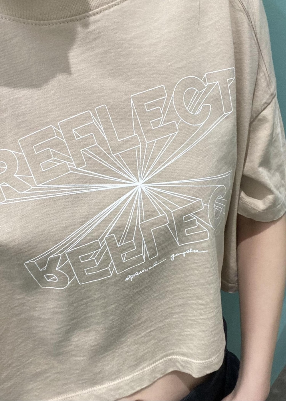 ブルー系のその他パンツ、ホワイト系のスニーカー、ホワイト系のTシャツ/カットソーを着用したレディースの冬コーディネートの4枚目の写真