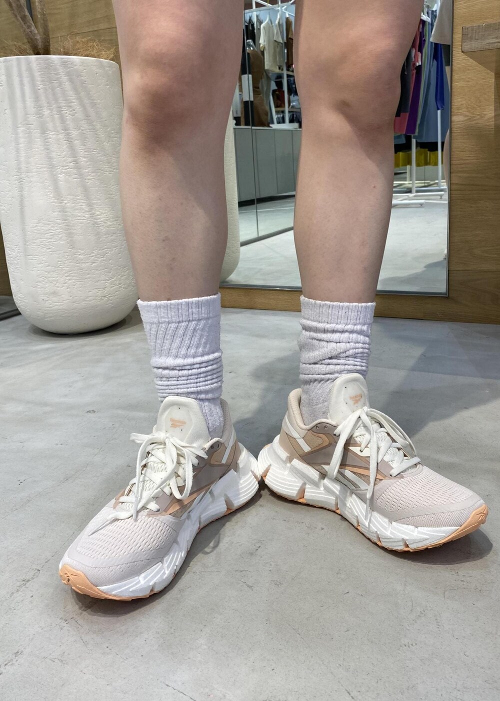 ピンク系のスニーカー、ホワイト系のタンクトップ、ピンク系のその他パンツを着用したレディースの夏コーディネートの6枚目の写真