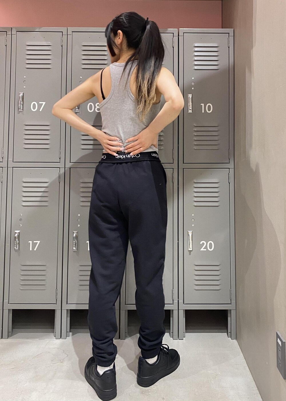 ブラック系のその他パンツ、グレー系のカーディガン/ボレロ、ブラック系のスニーカーを着用したレディースの冬コーディネートの5枚目の写真