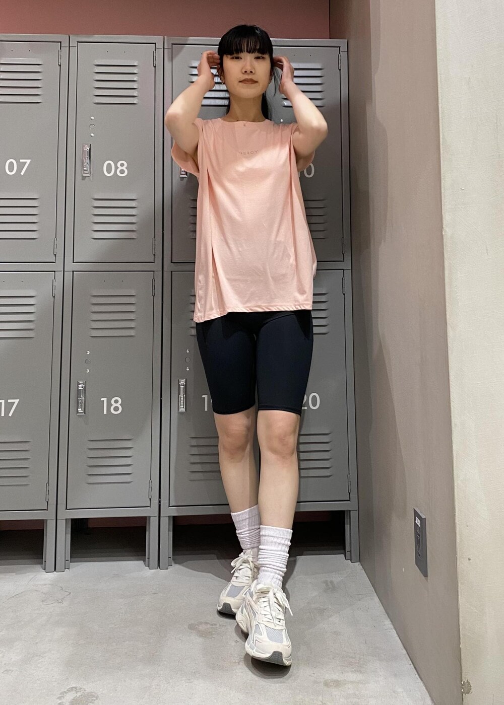 「ナージー、プーマ、puma、バイカーパンツ、バイカーショーツ、ロゴ、ロゴT、NERGY、スニーカー、RUN、YOGA、GYM、アスレジャー」｜「PUMAの【PUMA】テバリス ニトロ スニーカー（スニーカー、ベージュ系）」を使った、sana.nさん（レディース・162cm）の春コーディネートの4枚目の写真