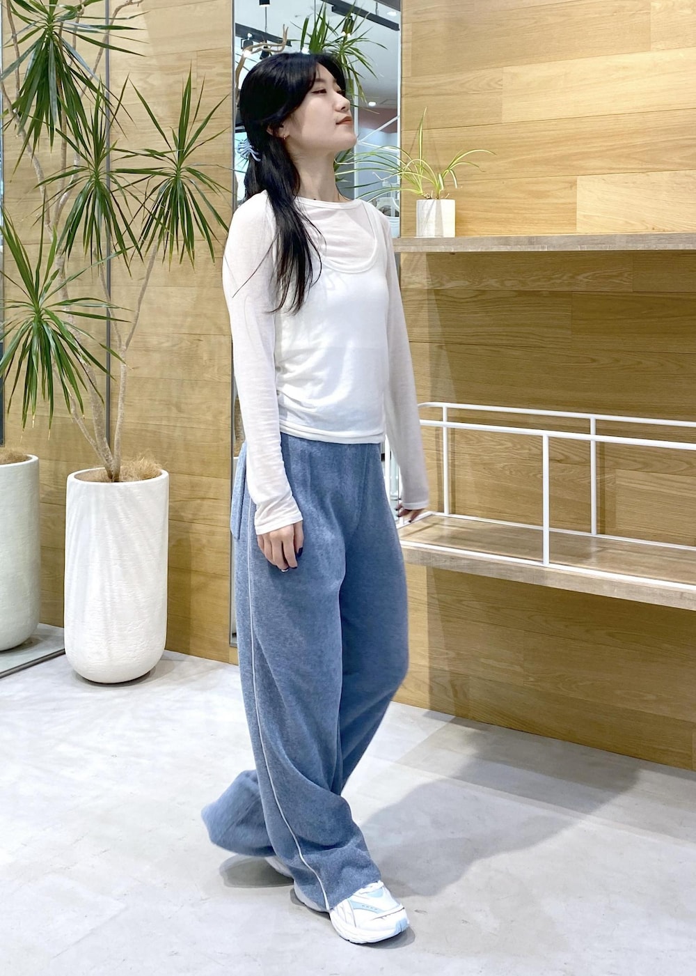 ホワイト系のアンサンブル、ブルー系のその他パンツ、ホワイト系のスニーカーを着用したレディースの秋コーディネートの6枚目の写真