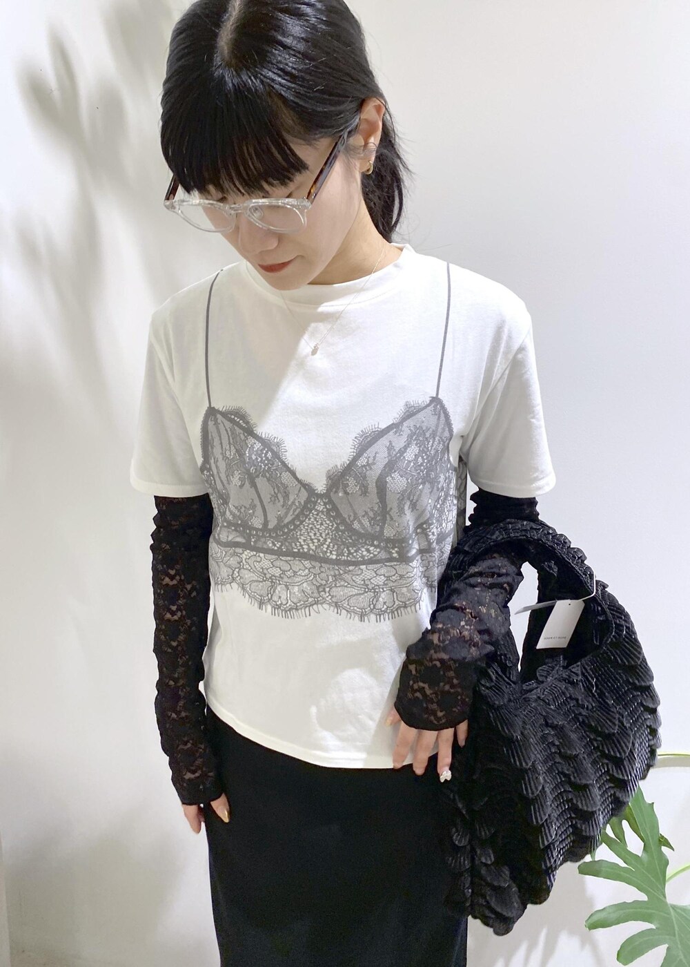 ブラック系のハンドバッグ、ブラック系のサンダル、ブラック系のスカートを着用したレディースの夏コーディネートの5枚目の写真