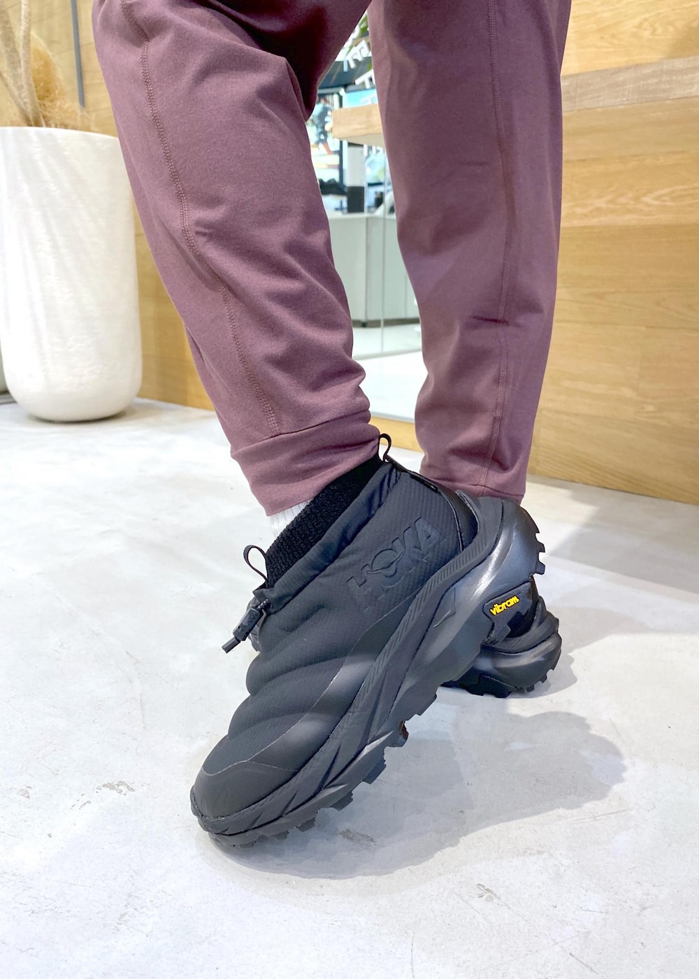 ピンク系のスラックス、ブラック系のスニーカー、ブラック系のスウェットを着用したレディースの秋コーディネートの7枚目の写真