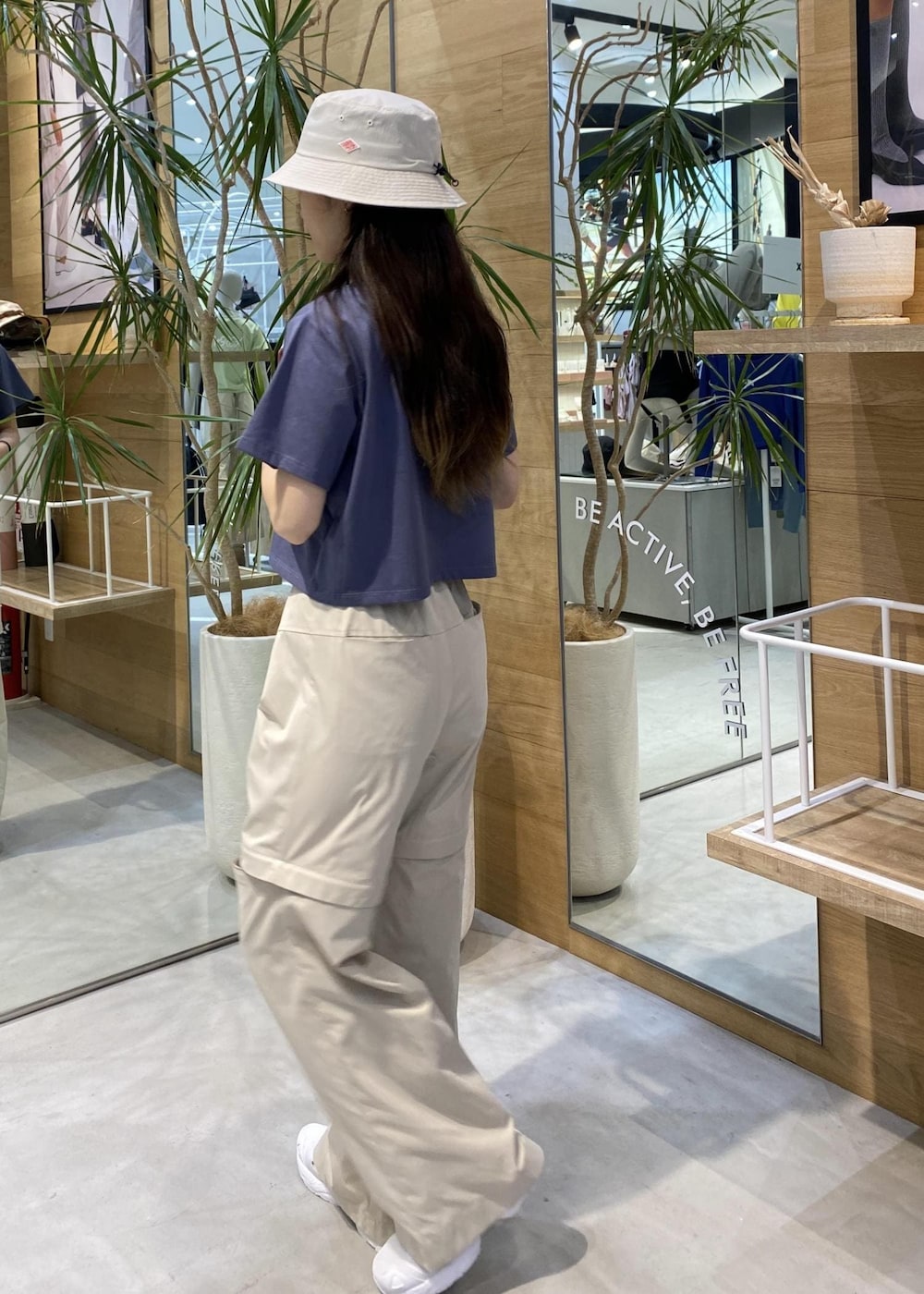 ホワイト系のスニーカー、グレー系のその他パンツ、パープル系のTシャツ/カットソーを着用したレディースの夏コーディネートの5枚目の写真