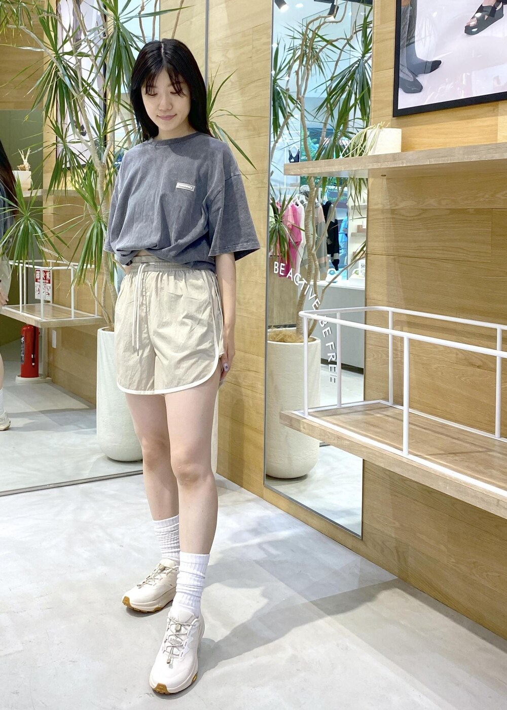 ブラック系のTシャツ/カットソー、ベージュ系のその他パンツ、ホワイト系のスニーカーを着用したレディースの夏コーディネートの5枚目の写真