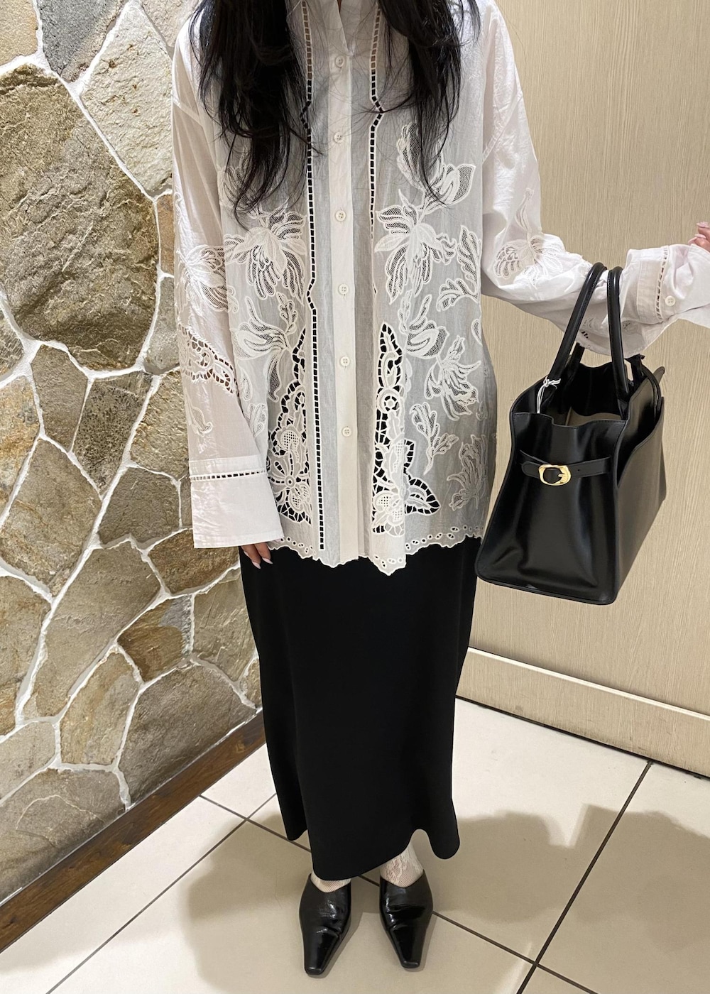 ホワイト系のシャツ/ブラウス、ブラック系のサンダル、ブラック系のワンピースを着用したレディースの冬コーディネートの5枚目の写真