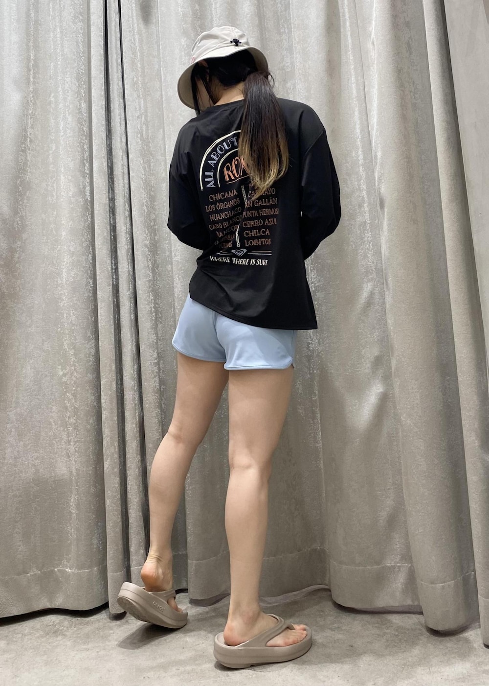 ベージュ系のサンダル、ブラック系のTシャツ/カットソー、ホワイト系のハットを着用したレディースの春コーディネートの4枚目の写真