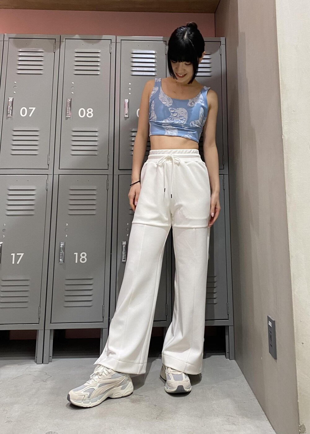 ホワイト系のその他パンツ、ブルー系のパーカー、ベージュ系のスニーカーを着用したレディースの冬コーディネートの5枚目の写真