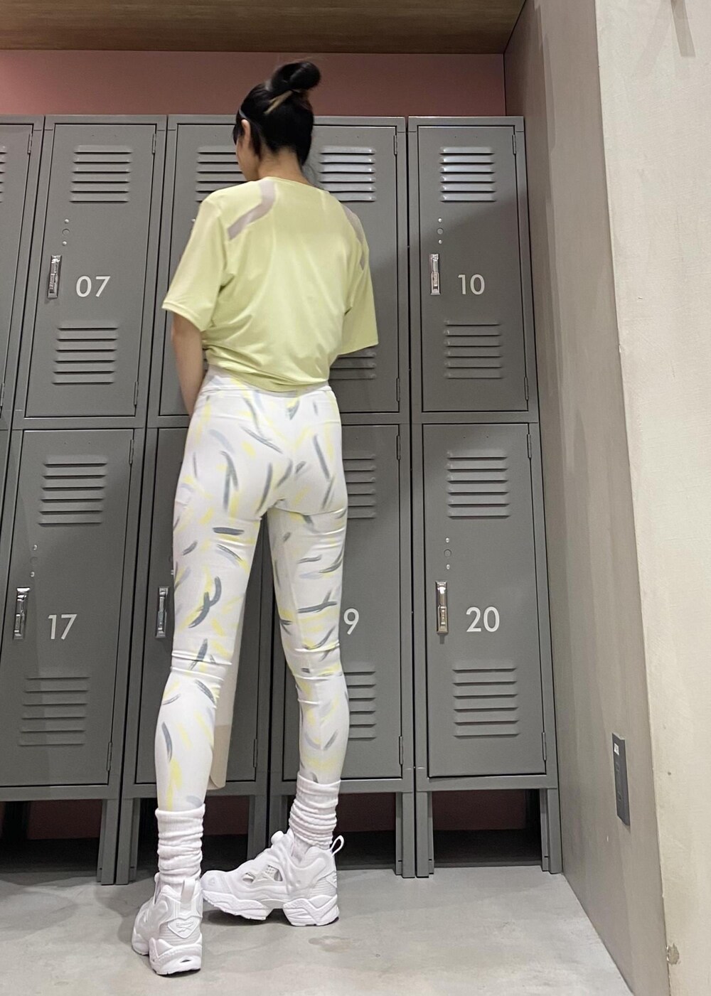 グリーン系のTシャツ/カットソー、ホワイト系のスニーカー、ホワイト系のスポーツグッズを着用したレディースの春コーディネートの2枚目の写真