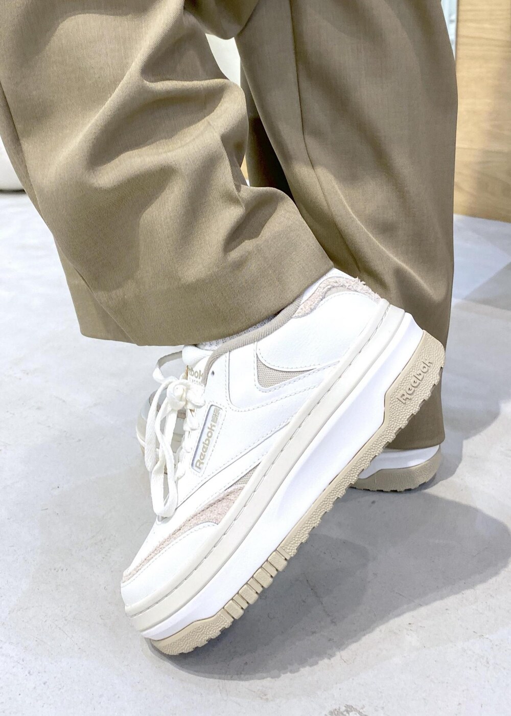 ブラウン系のその他トップス、ブルー系のレギンス/スパッツを着用したレディースの秋コーディネートの7枚目の写真