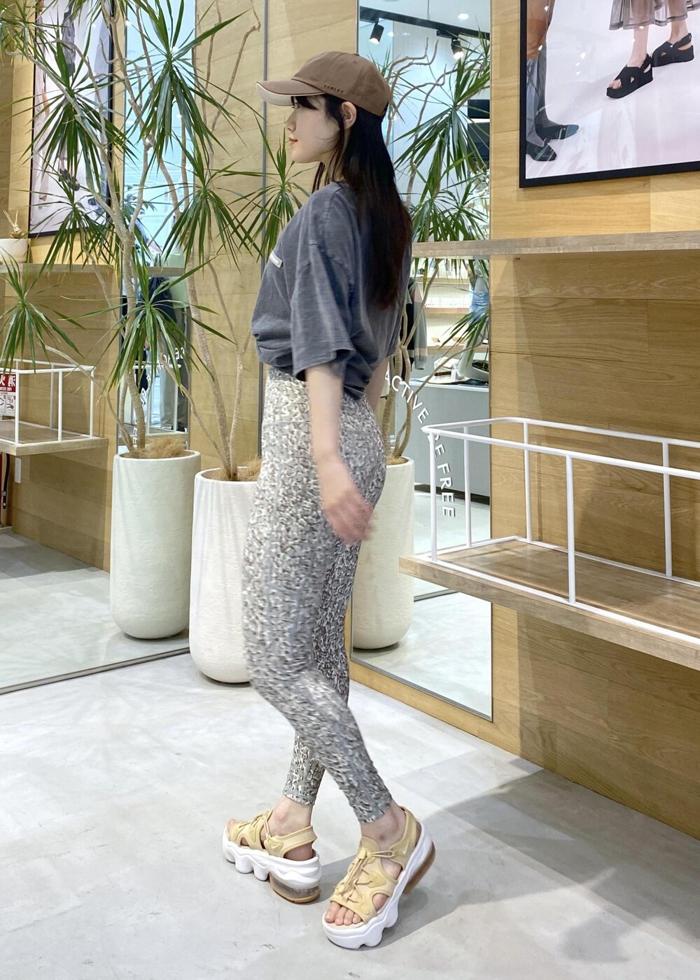 ベージュ系のサンダル、ブラック系のTシャツ/カットソー、グリーン系のレギンス/スパッツを着用したレディースの夏コーディネートの4枚目の写真