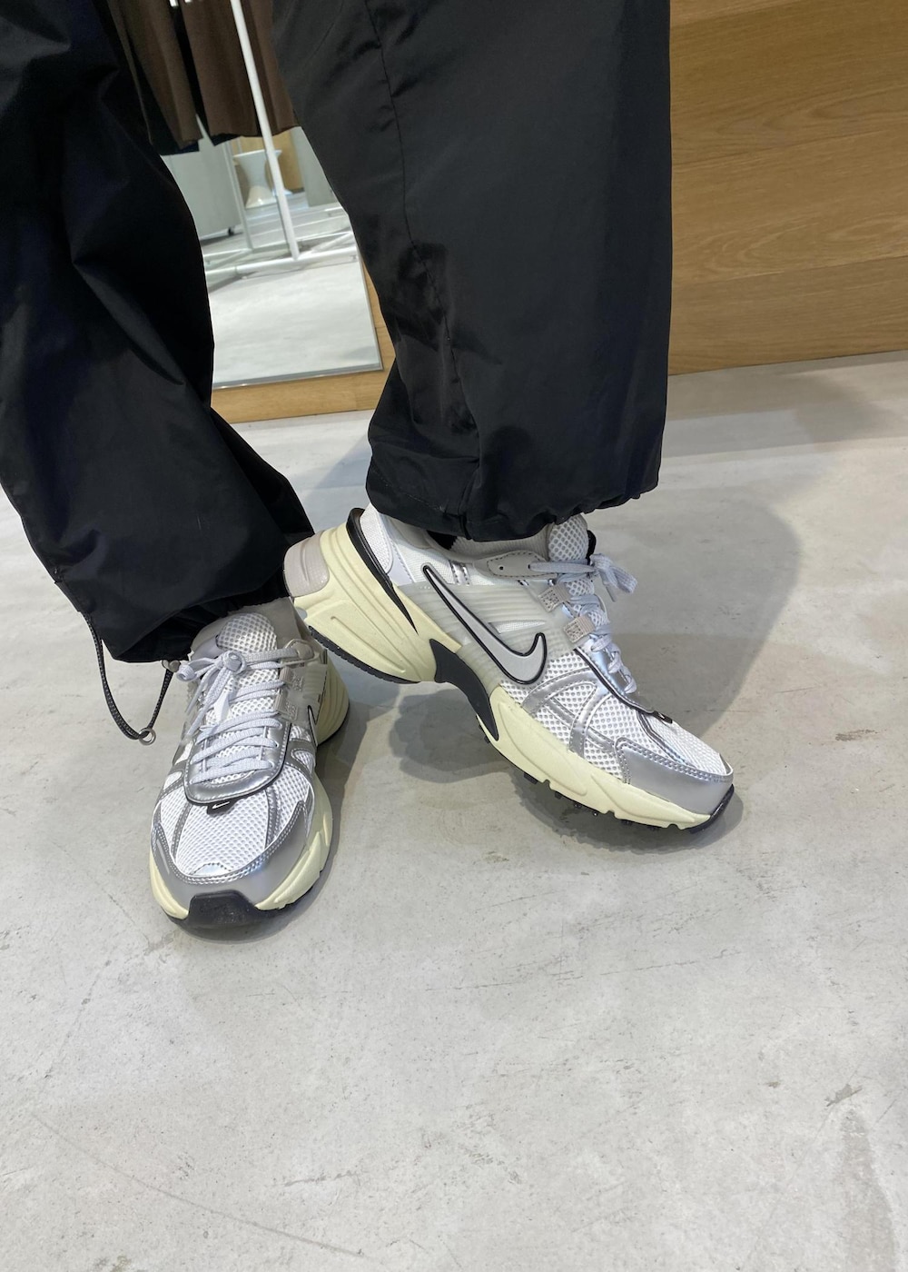 ホワイト系のスニーカー、ブルー系のTシャツ/カットソー、グレー系のその他パンツを着用したレディースの夏コーディネートの7枚目の写真