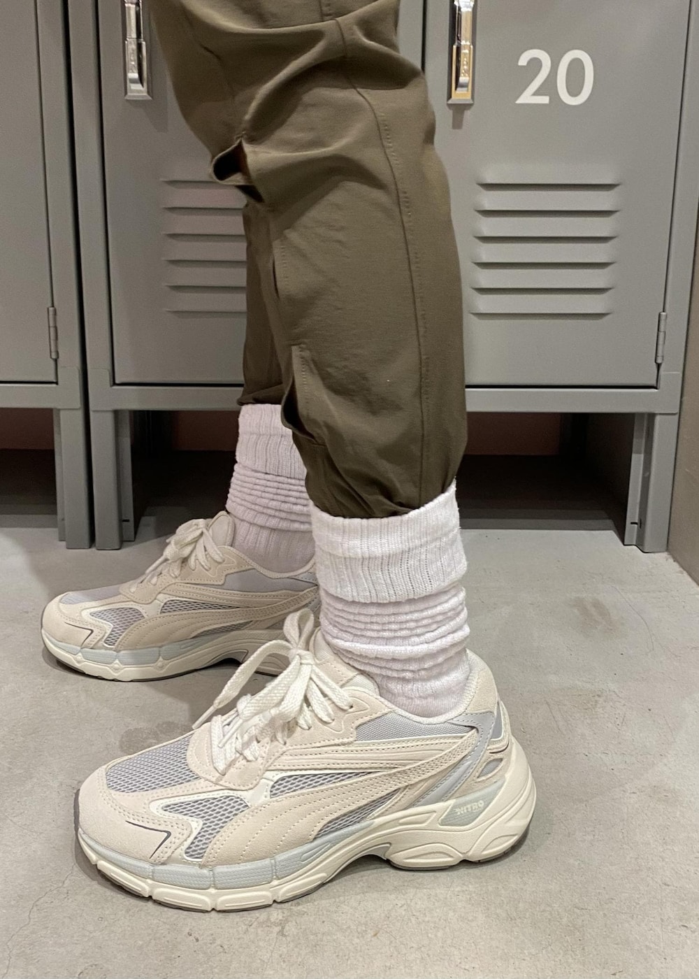 ホワイト系のその他アウター、ベージュ系のスニーカー、ブラック系のレギンス/スパッツを着用したレディースの春コーディネートの9枚目の写真