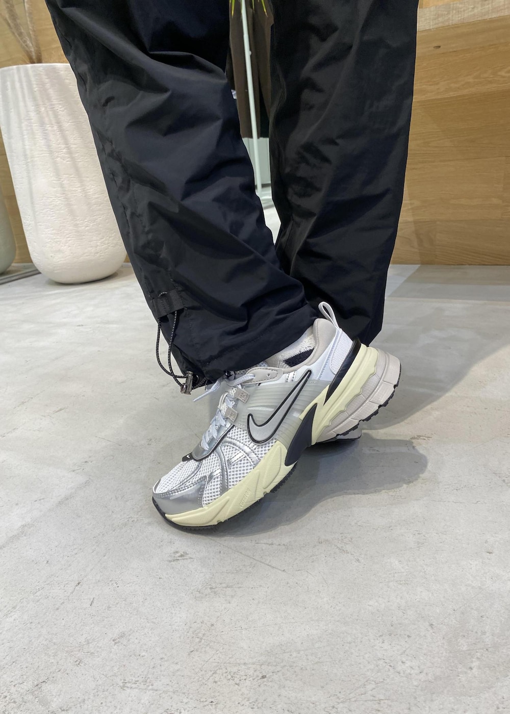 ホワイト系のスニーカー、ブルー系のTシャツ/カットソー、グレー系のその他パンツを着用したレディースの夏コーディネートの6枚目の写真